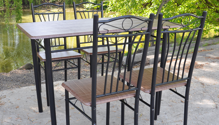 Столы и стулья